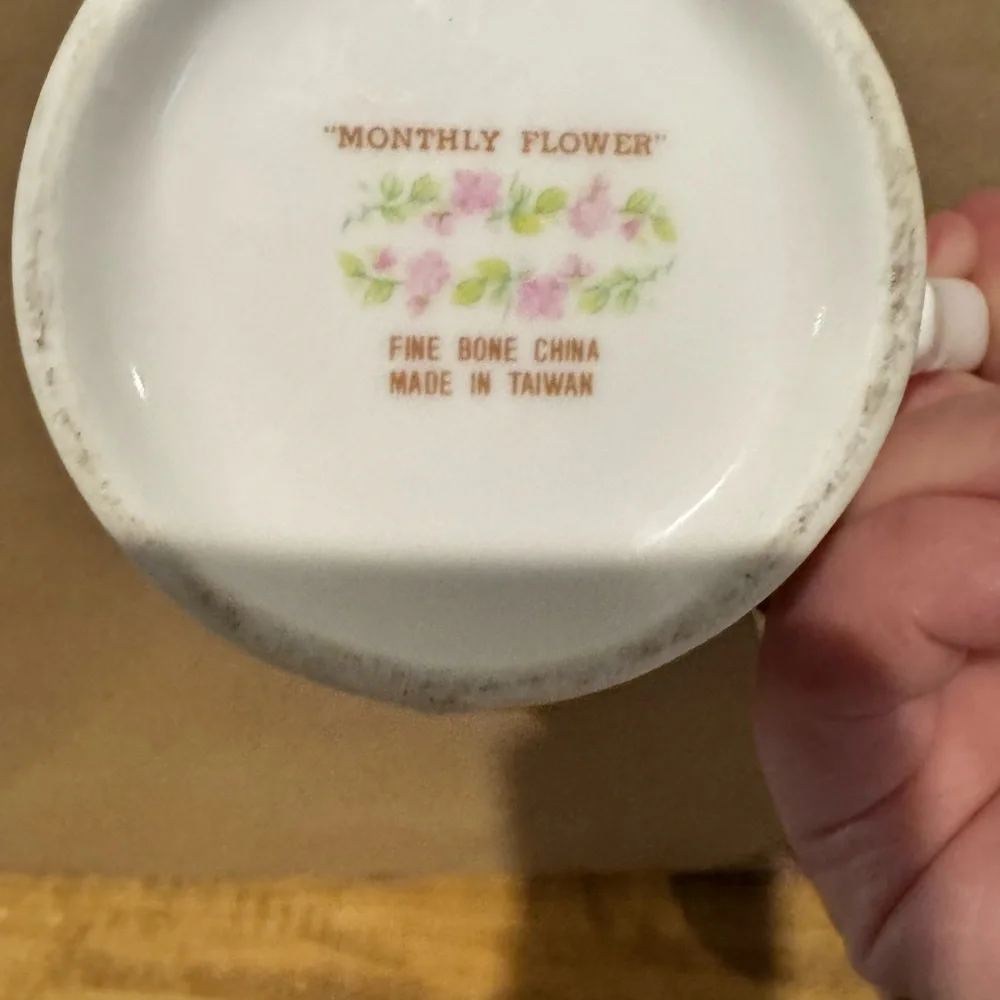 Queen's Fine Bone China "May" mug featuring a Lily of the Valley floral design - Picture 4 of 4